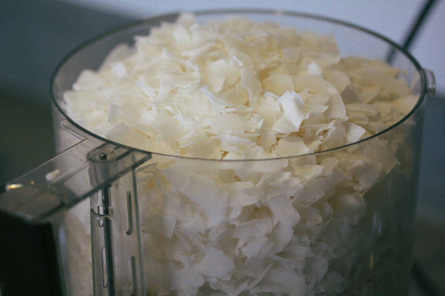 Then add the rest of the coconut flakes all the way to the top